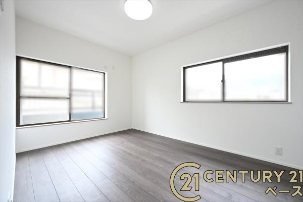 御所市櫛羅　一戸建の洋室|■現地撮影写真■陽当たり・通風良好な２面採光のお部屋です！