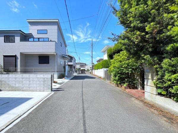 藤沢市辻堂太平台１丁目の新築一戸建の前面道路含む現地写真