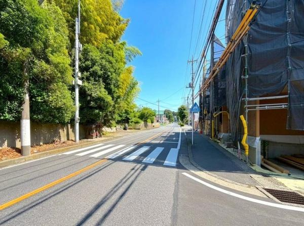 横浜市緑区鴨居町の新築一戸建の前面道路含む現地写真
