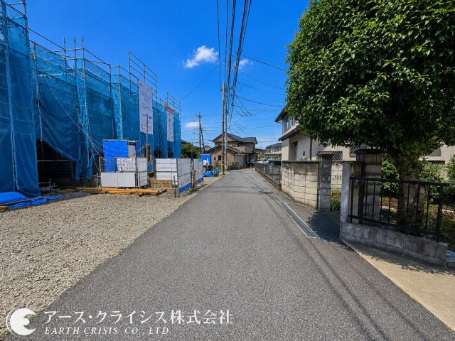【前面道路含む現地写真】 | 野田山崎第6　全4棟 | 車通りの少ない落ち着いた街並みに誕生した新築住宅。明るい陽射しが差し込む住空間と高い住宅性能が、家族みんなの毎日にゆとりを与えてくれます。