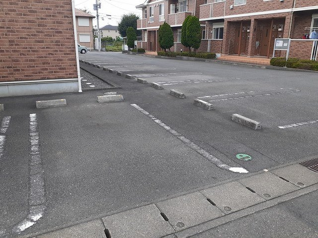 ラフレシールＢの駐車場