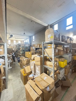 【その他】 | 安佐北区亀山【駅徒歩1分♪】【3階建て・店舗・共同住宅】 | 高天井で開放感のある1階倉庫スペースです。上部にも開口部が設けられており、自然光が入る明るい作業環境が整っています。奥行きが深く、大型の物品や多数の在庫を効率よく収容・管理できる設計です。