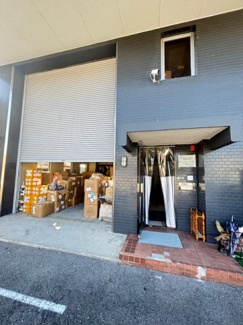 【玄関】 | 安佐北区亀山【駅徒歩1分♪】【3階建て・店舗・共同住宅】 | 1階倉庫のシャッター搬入口と、事務所・上階住居へのアプローチとなるエントランスです。配送作業の動線と人の出入りが明確に分かれており、ビジネス利用における効率性と安全性を考慮した設計となっています。