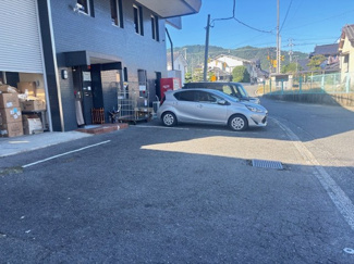 【駐車場】 | 安佐北区亀山【駅徒歩1分♪】【3階建て・店舗・共同住宅】 | 建物前面の駐車・オープンスペースです。東側幅員約4.5ｍの公道にフラットに面しており、見通しも良いため、お車の出し入れや荷物の積み下ろし作業がスムーズに行える平坦な敷地形状となっています。