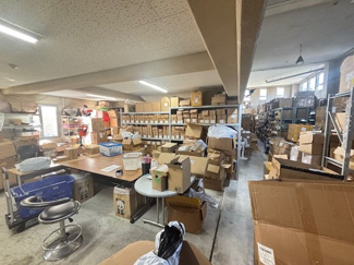 【その他】 | 安佐北区亀山【駅徒歩1分♪】【3階建て・店舗・共同住宅】 | 1階に位置する広々とした倉庫スペースです。天井高にゆとりがあり、大型のラックや資材・在庫を効率的に保管できる容量を備えています。作業用デスクを併設しても十分な動線を確保できる機能的な造りです。