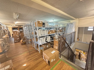 【その他】 | 安佐北区亀山【駅徒歩1分♪】【3階建て・店舗・共同住宅】 | 1階からの階段と直結した2階の倉庫スペースです。フローリング仕様で、収納ラックが効率よく配置できる奥行きがあります。荷物の小分けや保管、在庫管理など、多目的な作業スペースとして稼働できます。