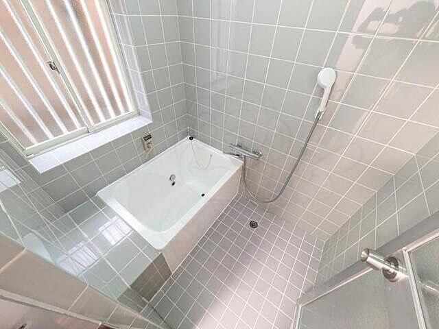 寝屋川市高柳戸建の浴室