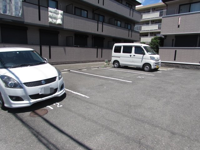 ツインコート五番館の駐車場