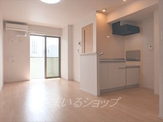 スターライズ可部南の居間・リビング|人気の対面キッチン・エアコン付き