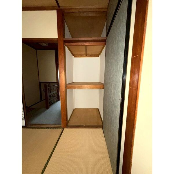 右京区西京極下沢町貸家の収納|2階和室6帖収納