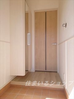 ガーデンハウス　スミレ　Ｂ棟の玄関|ミラー付き大型シューズボックス
