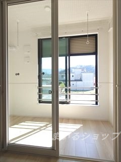 ガーデンハウス　スミレ　Ｂ棟のバルコニー|安心のシャッター付き