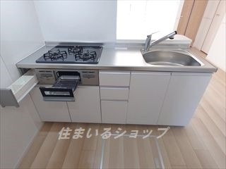 ガーデンハウス　スミレ　Ｂ棟のキッチン|３口ガスコンロ・グリル付きシステムキッチン