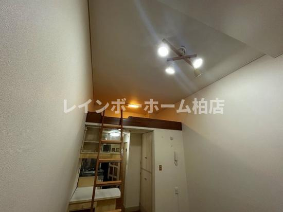 担当エリアのルームアドバイザーが直接対応いたしますの内装|おしゃれな居間です
