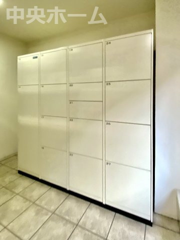 ライオンズプラザ西葛西の設備|【宅配ボックス】在宅時・不在時に関わらず、居住者の代わりに非対面で宅配物を受け取ってくれる便利な設備です。見学時にはお部屋だけではなく共用部分もぜひチェックしてください。