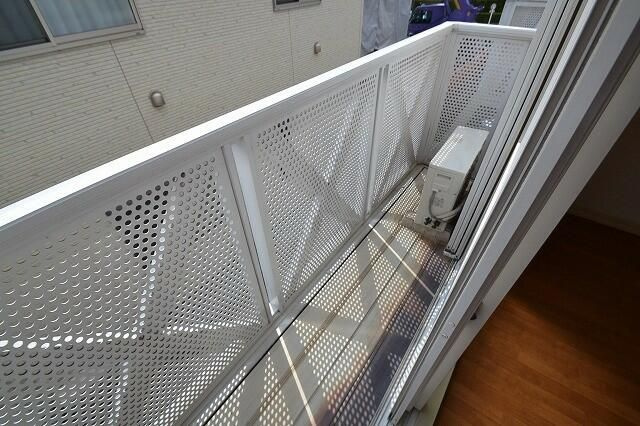 東村山市恩多町３丁目のアパートのバルコニー