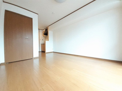 【居間・リビング】 | ルーチェ・デル・ソーレ | こちらの居間で趣味の時間をお楽しみください