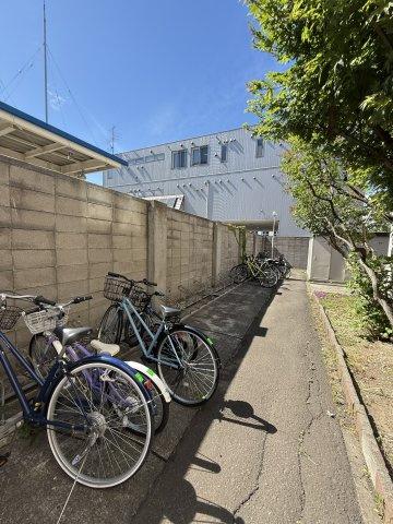 コープ野村山鼻の駐輪場