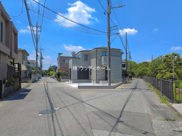 越谷市西方3期　新築一戸建ての前面道路含む現地写真