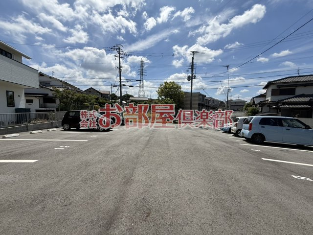 アベニール津福本町の駐車場