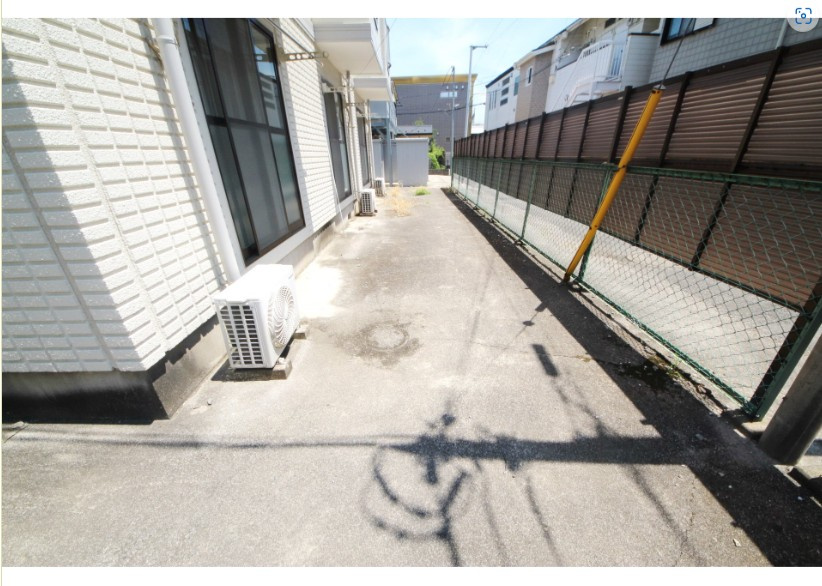 ベアパレスの駐車場