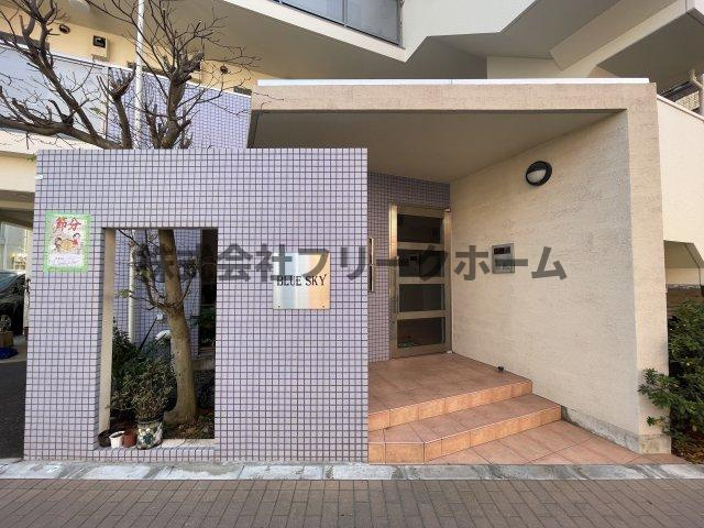 武蔵野市境南町５丁目の賃貸マンションのエントランス