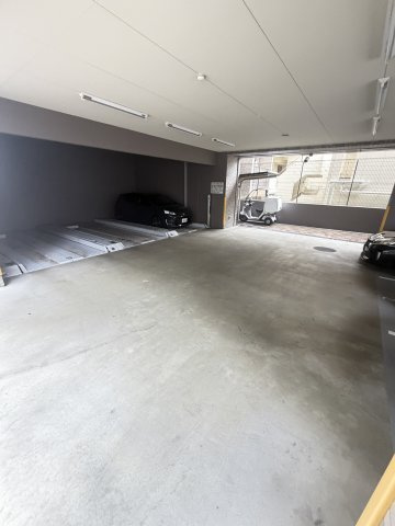 プレステージ山手県庁前通りの駐車場