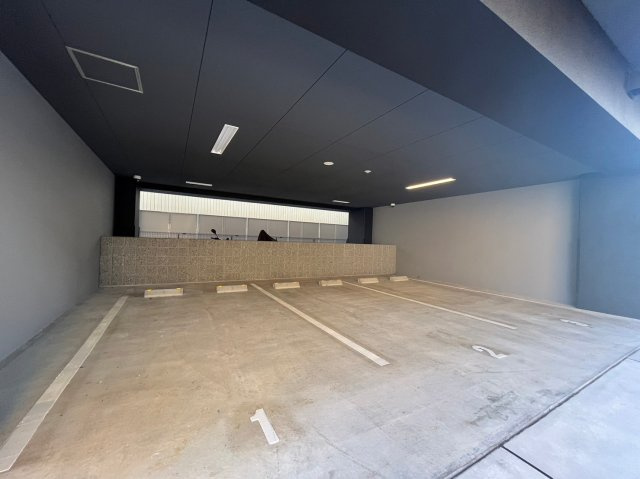 プレサンスDOMECITYコレーレの駐車場