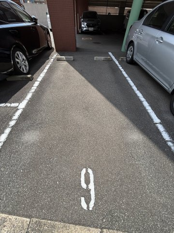 ファーネスト西新の駐車場