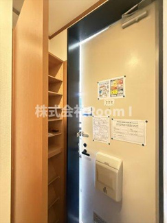 【玄関】 | ウェスタンヴィラ | 収納もある玄関です