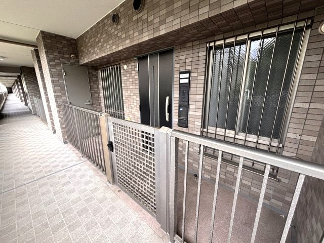玄関前にはポーチがあり専用使用権があります　