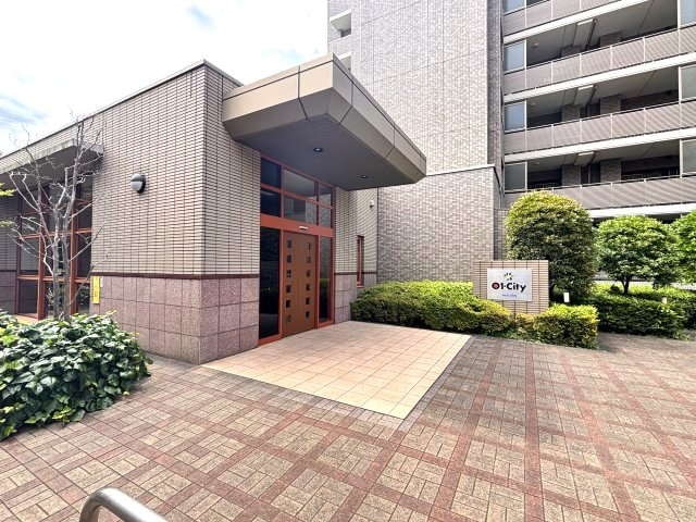 駅からのメインエントランス
