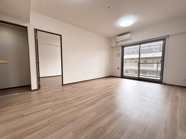 リビングに納戸が有り　隣の洋室は寝室としても適しています