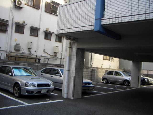 クレイン諸口の駐車場