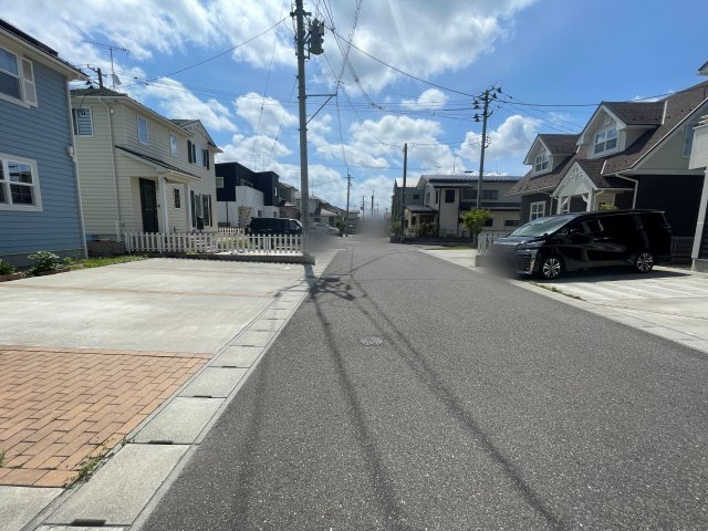 中古戸建・中古住宅　郡山市喜久田町赤沼向　富田東小学校・富田中学校の前面道路含む現地写真