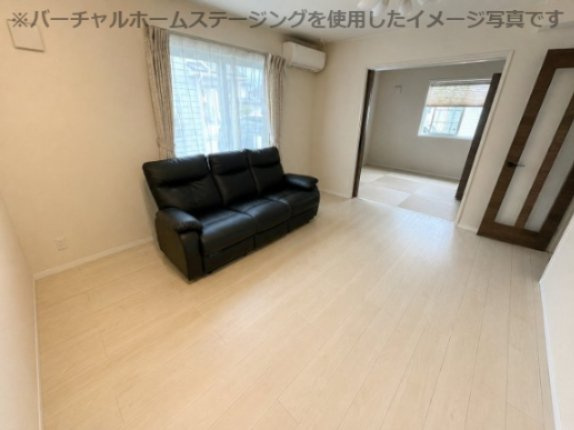 中古戸建・中古住宅　郡山市喜久田町赤沼向　富田東小学校・富田中学校の居間・リビング|バーチャルホームステージングを使用して空室を再現しています。