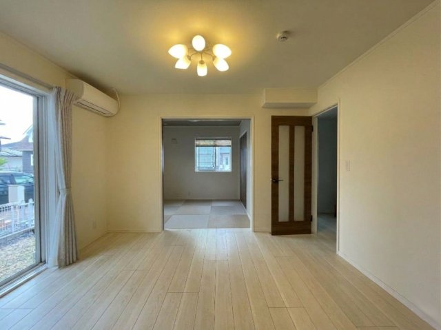 中古戸建・中古住宅　郡山市喜久田町赤沼向　富田東小学校・富田中学校の居間・リビング|バーチャルホームステージングを使用して空室を再現しています。