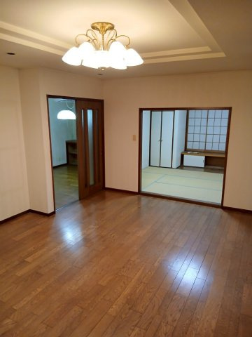 東松山市大字毛塚中古戸建の居間・リビング