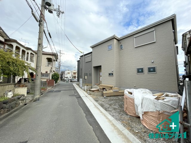 ■枚方市招提大谷　新築一戸建ての前面道路含む現地写真|周辺は落ち着いた街並みの住宅地！子育てがしやすい住環境です！まだ未完成ですが、現地でしかわからない事もございます。是非一度ご覧ください。