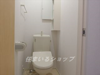 エトワールのトイレ|シャワートイレ・収納棚あり