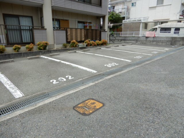 メーゾントリイの駐車場