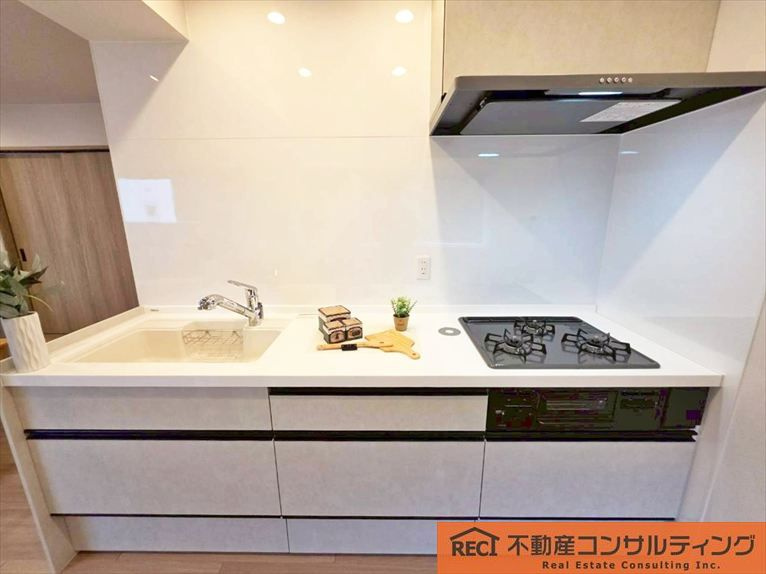 メガロコープ西宮(Ⅱ)2号棟のキッチン|南西向き角部屋！窓が多く通風も良好！