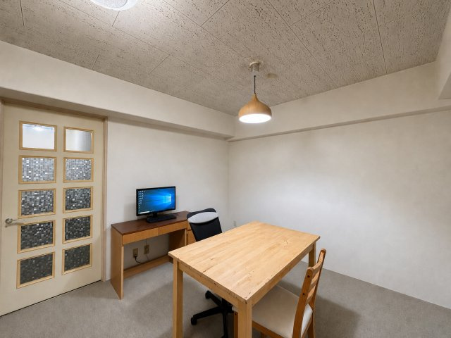 【居間・リビング】 | 本庄スカイハイツB棟 | ※掲載写真は室内を見やすくするため、AI画像加工により一部の家具・家財等を削除しております