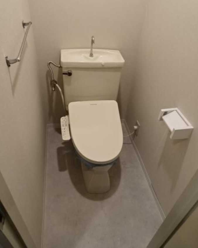 ブルネンハイム　角部屋　南向き　和室のトイレ