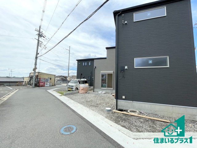 ■枚方市招提大谷　新築一戸建ての前面道路含む現地写真|周辺は落ち着いた街並みの住宅地！子育てがしやすい住環境です！まだ未完成ですが、現地でしかわからない事もございます。是非一度ご覧ください。