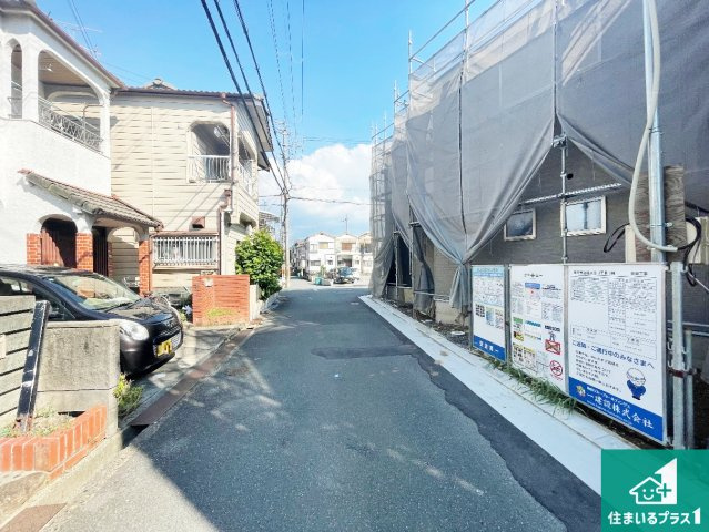 ■枚方市招提大谷　新築一戸建ての前面道路含む現地写真|周辺は落ち着いた街並みの住宅地！子育てがしやすい住環境です！まだ未完成ですが、現地でしかわからない事もございます。是非一度ご覧ください。