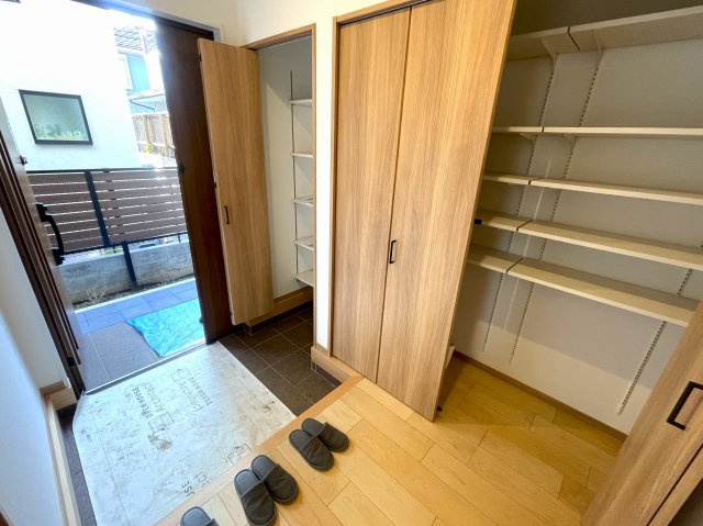 練馬区小竹町1丁目　新築未入居住宅　土地60坪×建物31坪の玄関