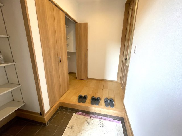練馬区小竹町1丁目　新築未入居住宅　土地60坪×建物31坪の玄関