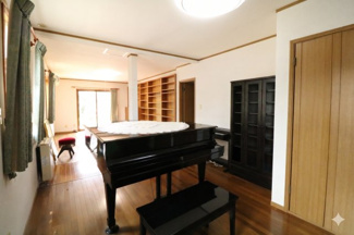【洋室】 | 益子町七井10LDK中古住宅 | 加工で一部お荷物を削除しています。