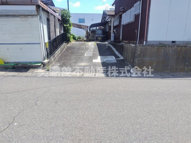 ６７０７２　岐阜市西明見町中古戸建ての前面道路含む現地写真